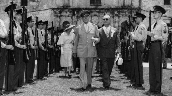 Gen. D. MacArthur Alamo 1951